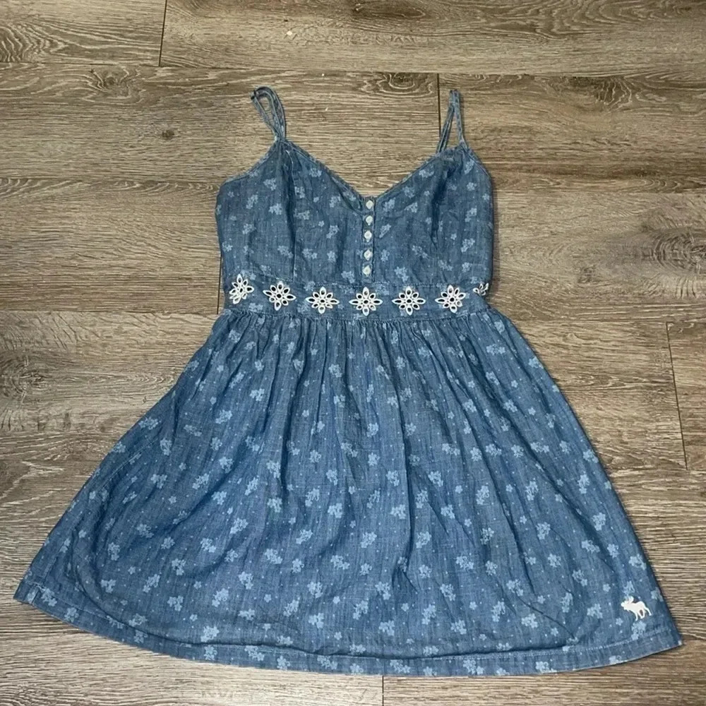 Abercrombie blue floral dress size medium chambray and eyelet detail
